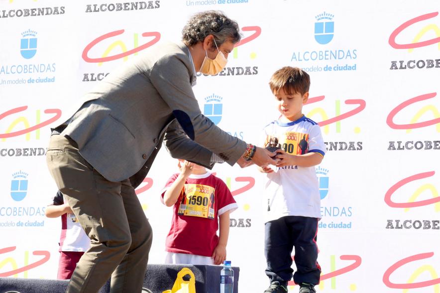  Milla Escolar 2021 -  Imagen del alcalde Aitor Retolaza entregando los trofeos a los ganadores.