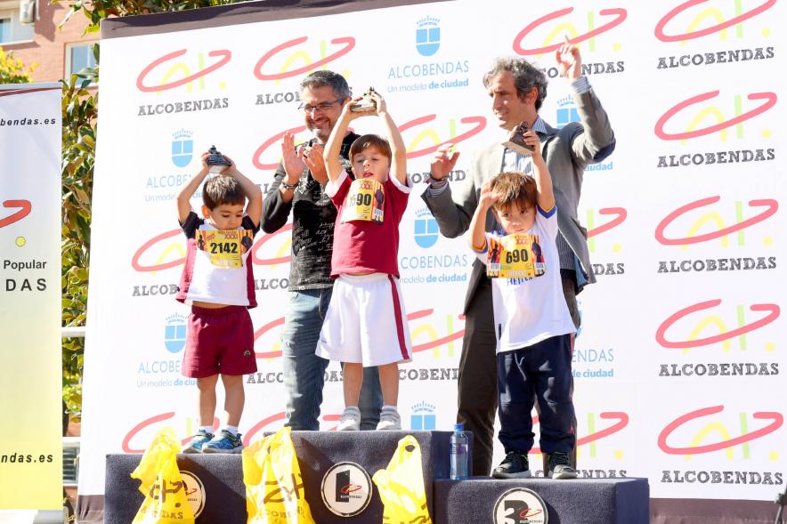  Milla Escolar 2021 - Imagen del alcalde Aitor Retolaza entregando los trofeos a los ganadores.