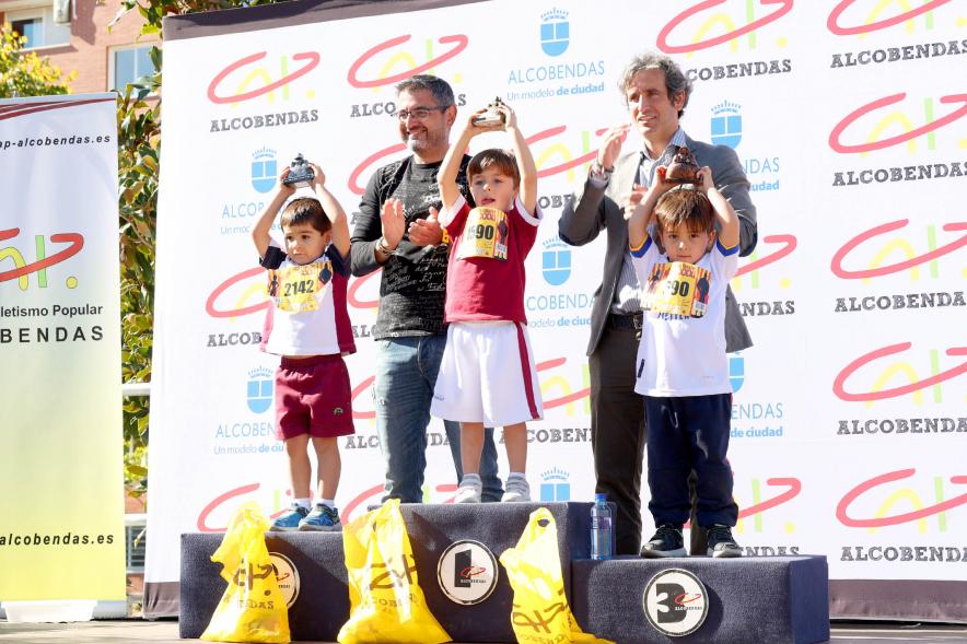   Milla Escolar 2021 - Imagen del alcalde Aitor Retolaza entregando los trofeos a los ganadores.