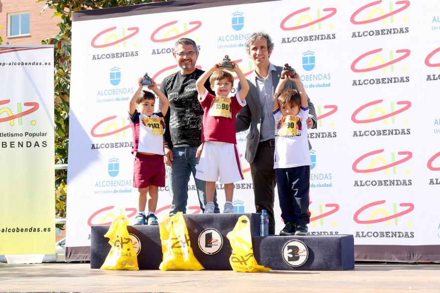 Milla Escolar 2021 - Imagen del alcalde Aitor Retolaza entregando los trofeos a los ganadores.