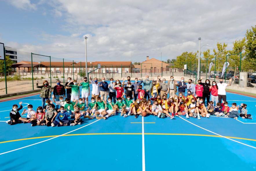 Inauguración Pista Deportiva Fuentelucha - Imagen panorámica de todos los participantes en la inauguración.