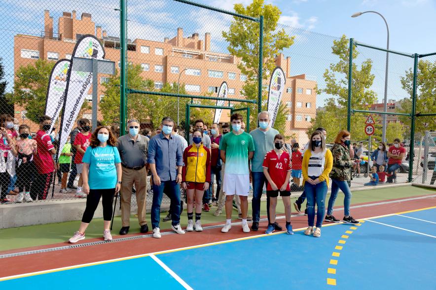 Inauguración Pista Deportiva Fuentelucha - Imagen de autoridades, destacamos la presencia del alcalde Rafael Sánchez Acera y jóvenes deportistas.
