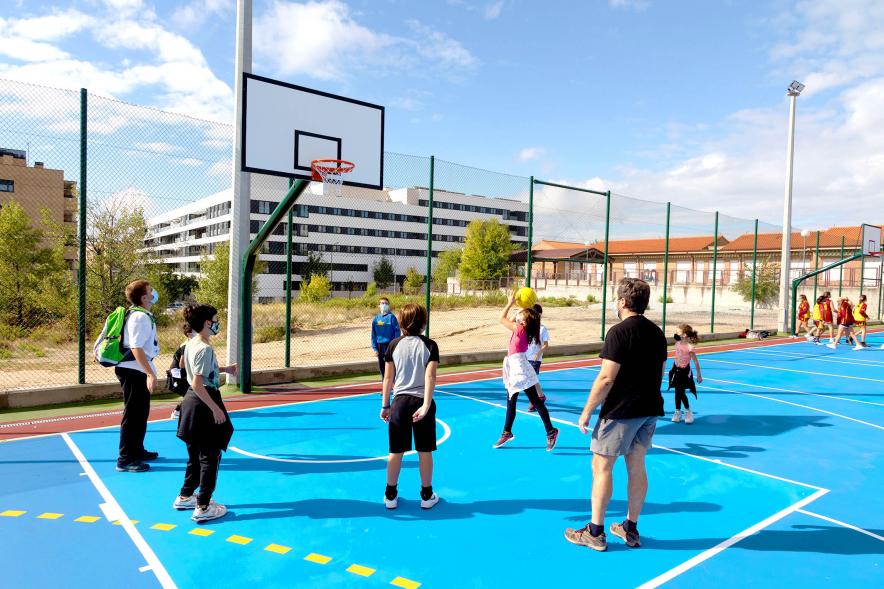 Inauguración Pista Deportiva Fuentelucha - Imagen de jóvenes practicando deporte en las recién estrenadas pistas deportivas.