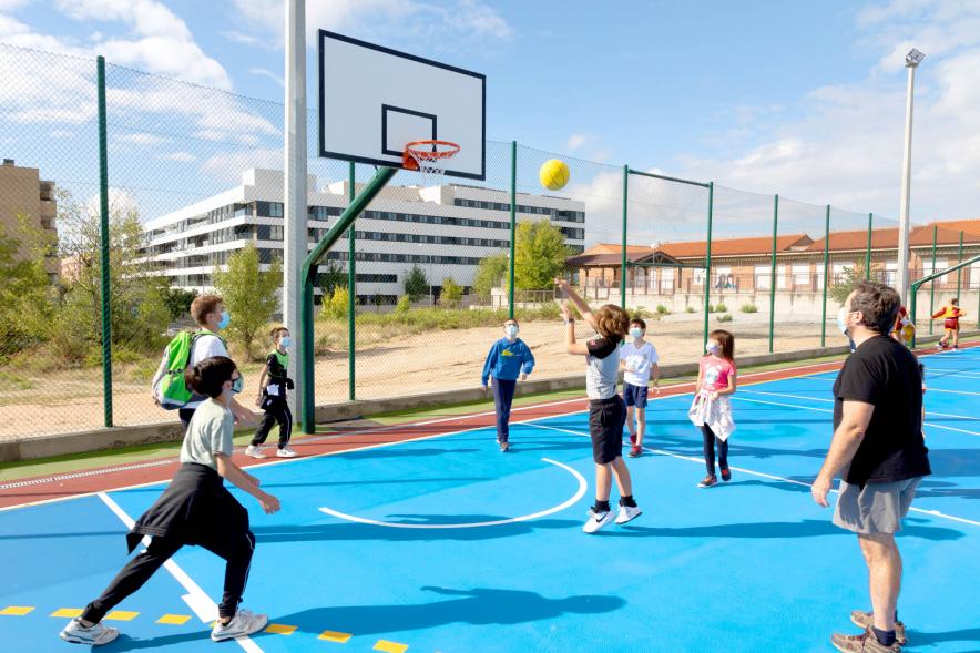 Inauguración Pista Deportiva Fuentelucha - Imagen de jóvenes practicando deporte en las recién estrenadas pistas deportivas.