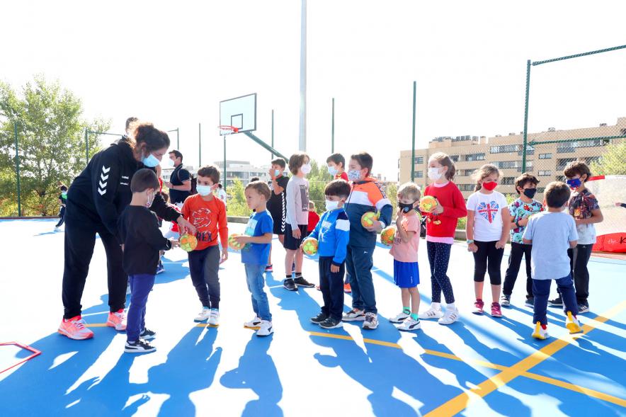 Inauguración Pista Deportiva Fuentelucha - Imagen de niños practicando deporte en las recién estrenadas pistas deportivas.