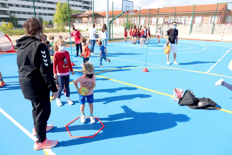 Inauguración Pista Deportiva Fuentelucha - Imagen de niños practicando deporte en las recién estrenadas pistas deportivas.