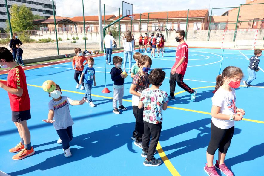 Inauguración Pista Deportiva Fuentelucha - Imagen de niños practicando deporte en las recién estrenadas pistas deportivas.