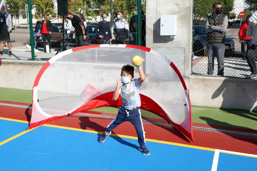  Inauguración Pista Deportiva Fuentelucha - Imagen de niños practicando deporte en las recién estrenadas pistas deportivas.