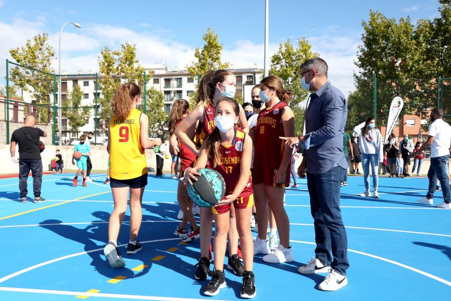 Inauguración Pista Deportiva Fuentelucha - Imagen de jóvenes practicando deporte en las recién estrenadas pistas deportivas.