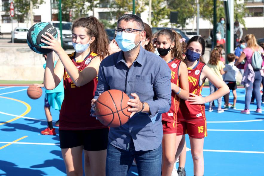 Inauguración Pista Deportiva Fuentelucha - Imagen del alcalde Rafael Sánchez Acera practicando el tiro de baloncesto con jóvenes.