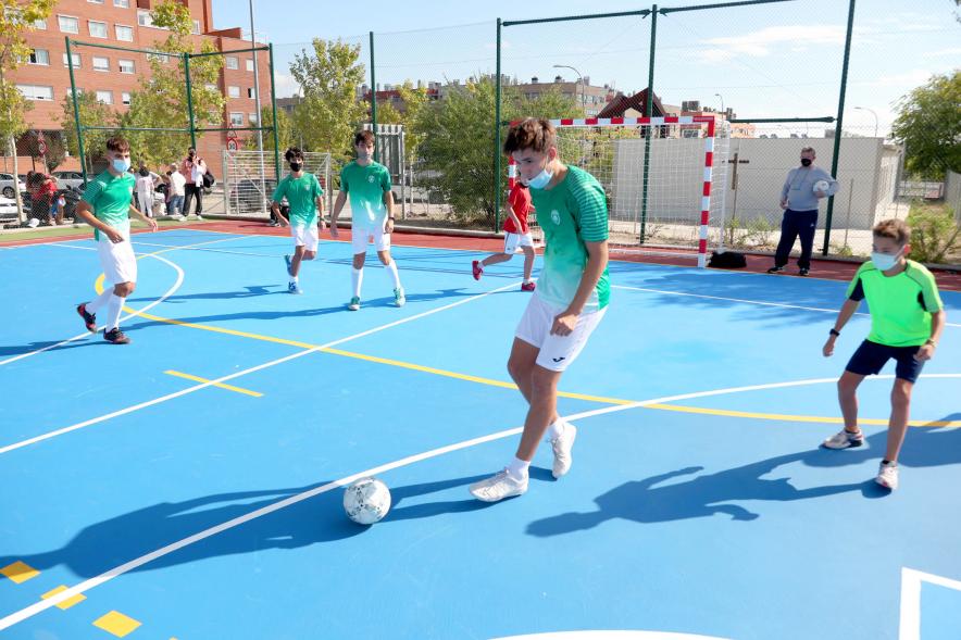 Inauguración Pista Deportiva Fuentelucha - Imagen de jóvenes practicando deporte en las recién estrenadas pistas deportivas.