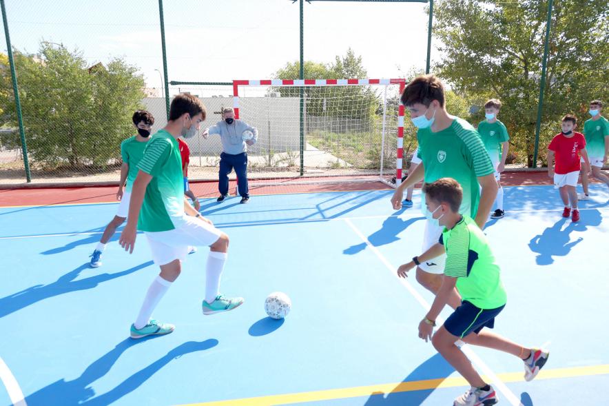 Inauguración Pista Deportiva Fuentelucha - Imagen de jóvenes practicando deporte en las recién estrenadas pistas deportivas.