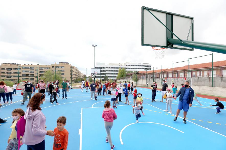   Inauguración Pista Deportiva Fuentelucha - Imagen de niños practicando deporte en las recién estrenadas pistas deportivas.