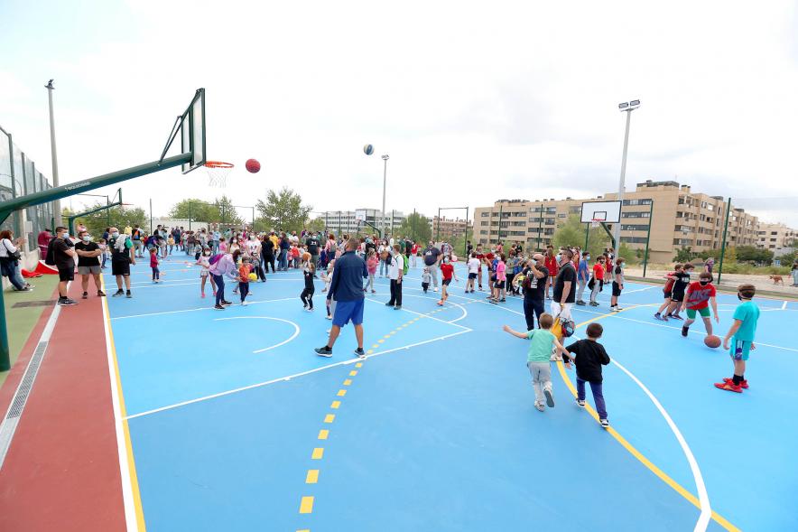 Inauguración Pista Deportiva Fuentelucha - Imagen de niños practicando deporte en las recién estrenadas pistas deportivas.