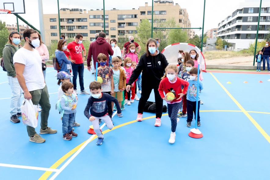  Inauguración Pista Deportiva Fuentelucha - Imagen de niños practicando deporte en las recién estrenadas pistas deportivas.