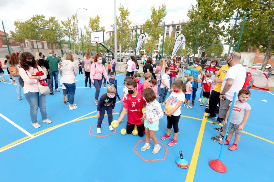 Inauguración Pista Deportiva Fuentelucha -  Imagen de niños practicando deporte en las recién estrenadas pistas deportivas.
