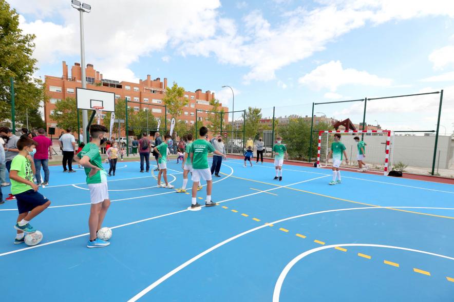 Inauguración Pista Deportiva Fuentelucha - Imagen de jóvenes practicando deporte en las recién estrenadas pistas deportivas.