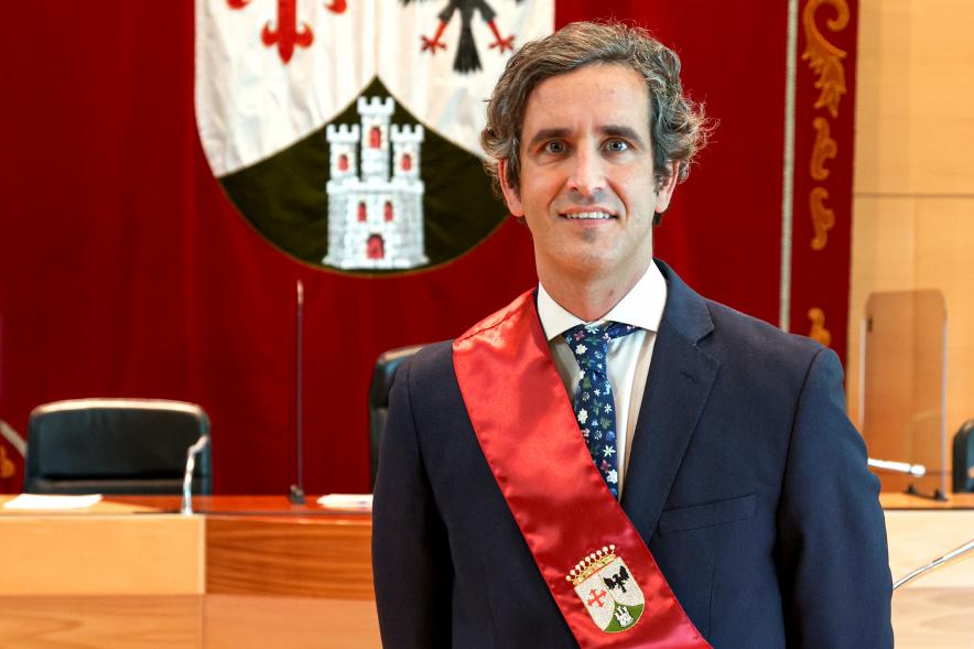 Alcalde Aitor Retolaza posa con banda de regidor