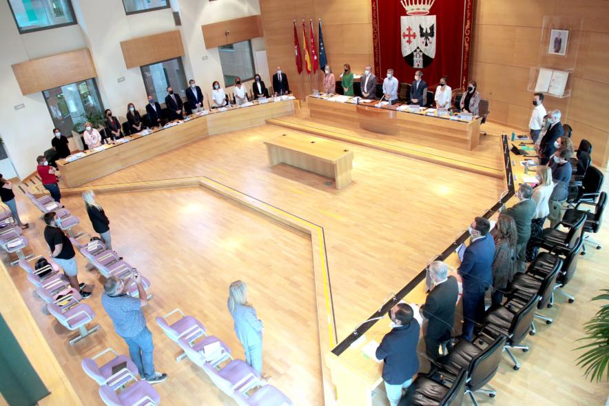 Vista cenital del salón de plenos con concejales en pie
