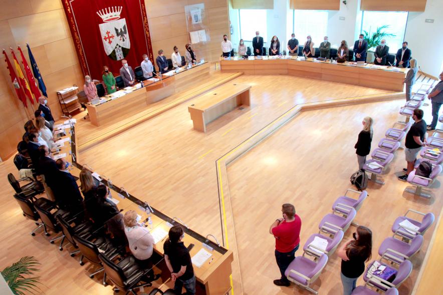 Vista cenital del salón de plenos con concejales en pie