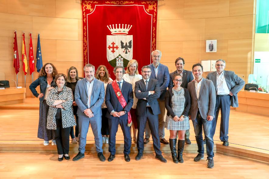 Concejales posan con alcalde