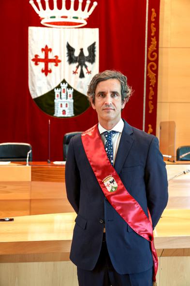 Alcalde Aitor Retolaza posa con banda de regidor