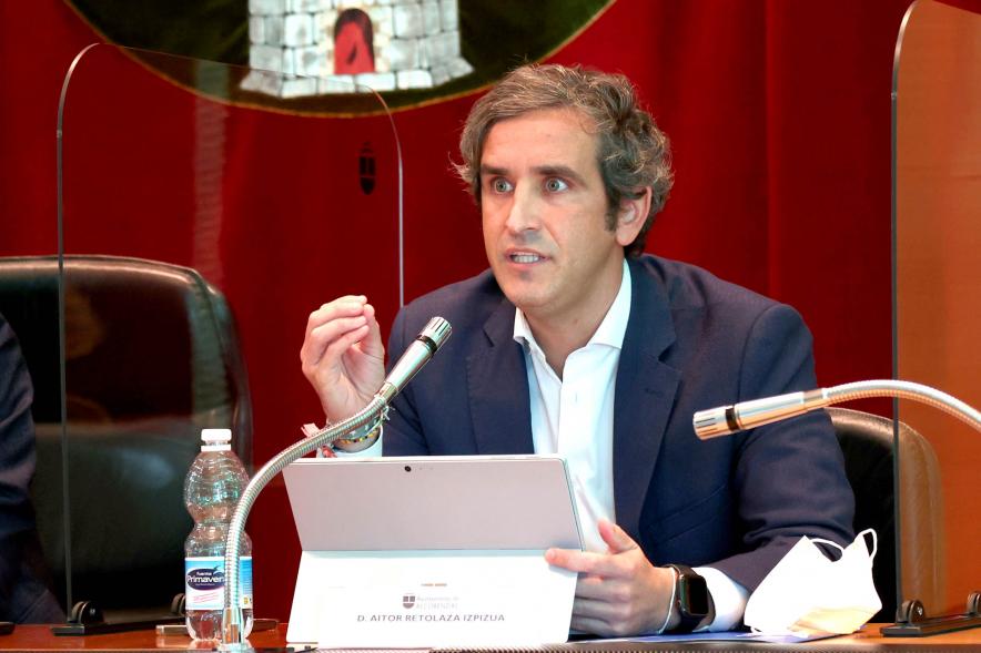 Alcalde Aitor Retolaza durante el pleno