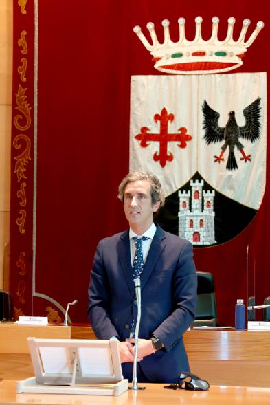 Alcalde Aitor Retolaza en pie durante su investidura