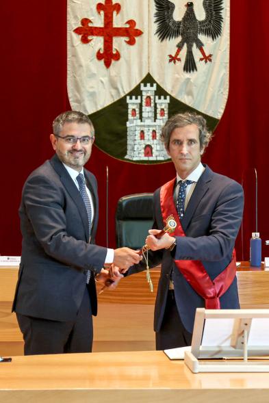 Alcalde Saliente hace entrega del bastón de mando a Alcalde Entrante
