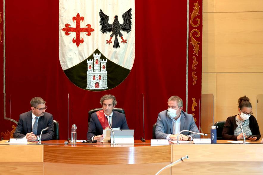 Alcalde Aitor Retolaza con concejales en mesa Presidencial
