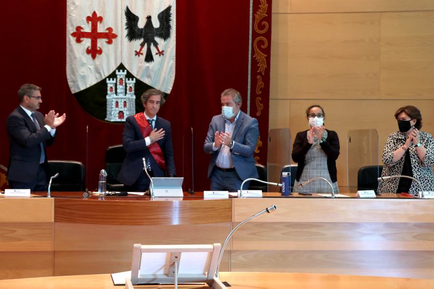 Presentes aplauden el nombramiento