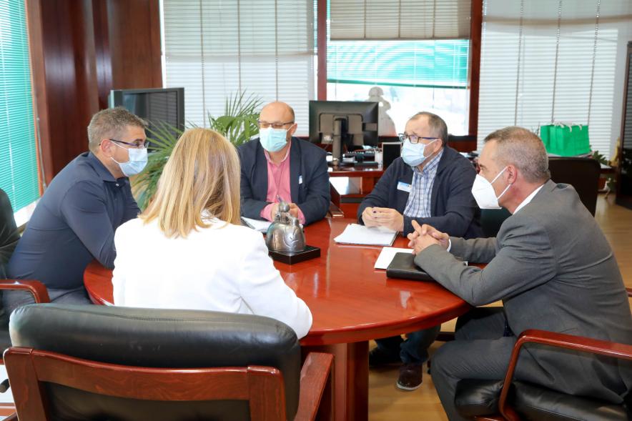 Recepción Nuevo Director del CAR - Imagen del vicealcalde Rafael Sánchez Acera recibiendo en su despacho al nuevo director del CAR y otras personalidades.