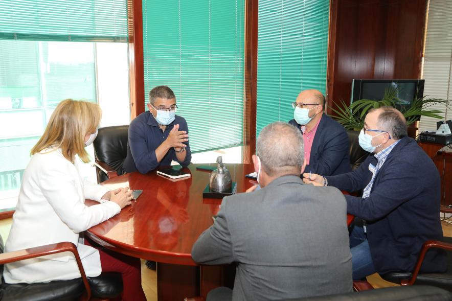 Recepción Nuevo Director del CAR -   Imagen de la recepción nuevo director del Centro de Ayuda al Refugiado de Alcobendas (C.A.R.) en el Despacho del vicealcalde  Rafael Sánchez Acera.