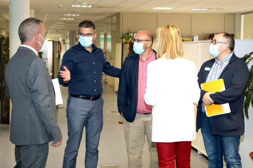Recepción Nuevo Director del CAR - Imagen del vivealcalde Rafael Sánchez Acera recibiendo al nuevo director del CAR.