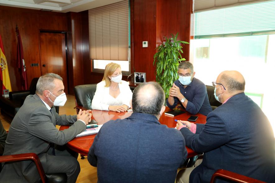  Recepción Nuevo Director del CAR -  Imagen del vicealcalde Rafael Sánchez Acera recibiendo en su despacho al nuevo director del CAR y otras personalidades.
