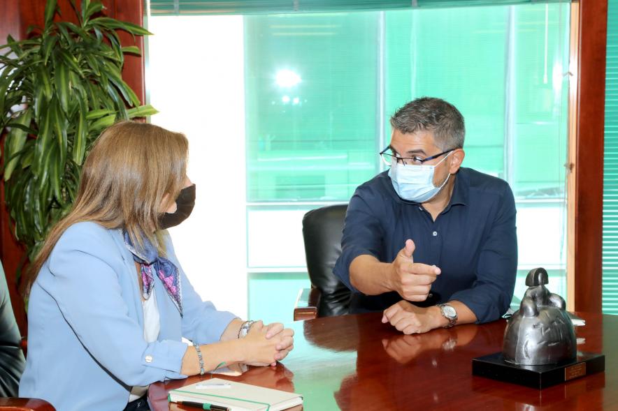  Recepción Nueva Rectora de la UAM - Imagen del alcalde Rafael Sánchez Acera recibiendo en su despacho a la nueva rectora de la UAM Amaya Mendikoetxea.