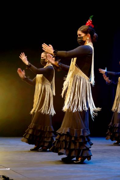 Detalle dos bailarinas en el escenario con mascarilla