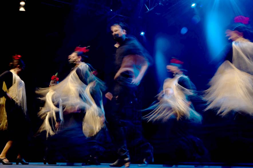Múltiples bailarines en el escenario con efecto sensación de movimiento