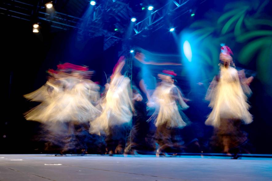 Múltiples bailarines en el escenario con efecto sensación de movimiento