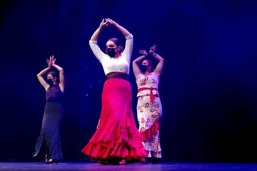 Detalle tres bailarinas con los brazos en alto
