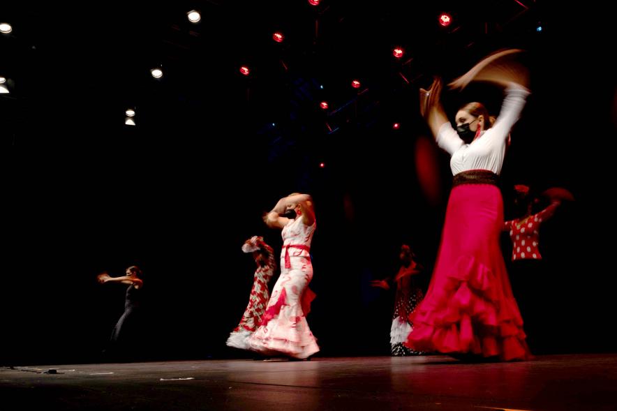 Múltiples bailarines en el escenario con efecto sensación de movimiento