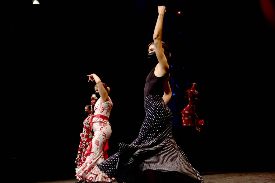 Plano lateral de bailarinas durante la actuación