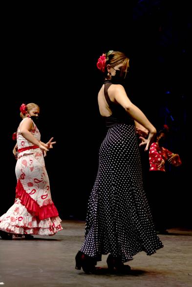 Detalle bailando sevillanas