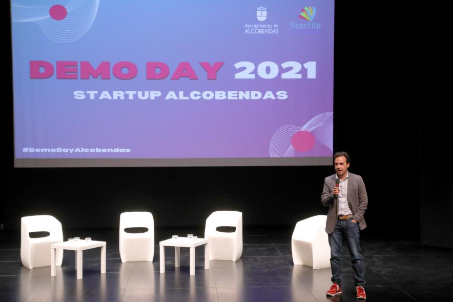 Acto Final StartUp Alcobendas - Imagen de Roberto Fraile Concejal de Innovación, Transformación Digital y Desarrollo Económico dando la bienvenida a todos los participantes.