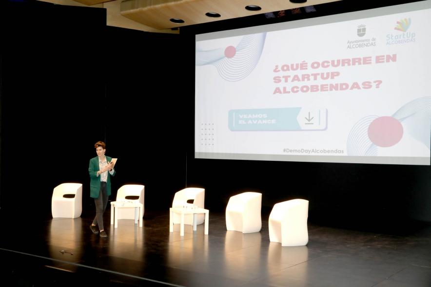  Acto Final StartUp Alcobendas -  Imagen de la presentadora en el escenario.