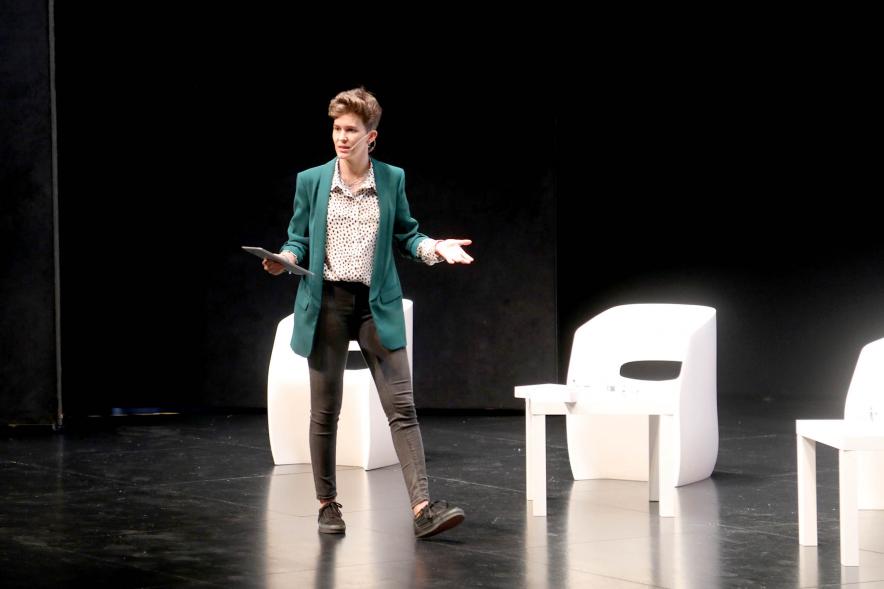 Acto Final StartUp Alcobendas - Imagen de la presentadora en el escenario.