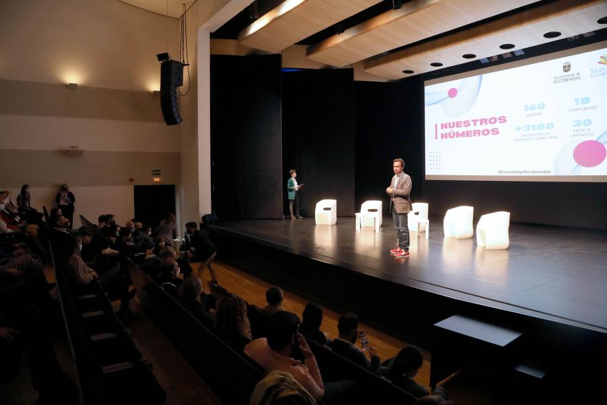 Acto Final StartUp Alcobendas - Imagen lejana de Roberto Fraile Concejal de Innovación, Transformación Digital y Desarrollo Económico dando la bienvenida a todos los participantes.