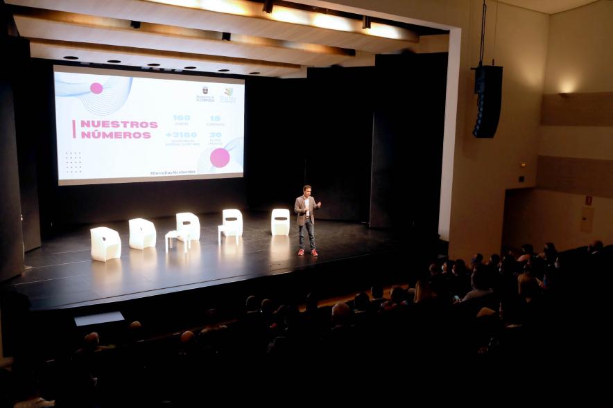  Acto Final StartUp Alcobendas -  Imagen lejana de Roberto Fraile Concejal de Innovación, Transformación Digital y Desarrollo Económico dando la bienvenida a todos los participantes.