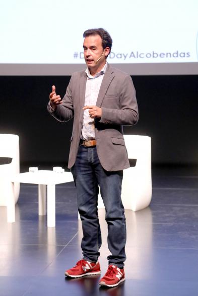 Acto Final StartUp Alcobendas - Imagen del Concejal Roberto Fraile en un momento de su discurso de bienvenida.
