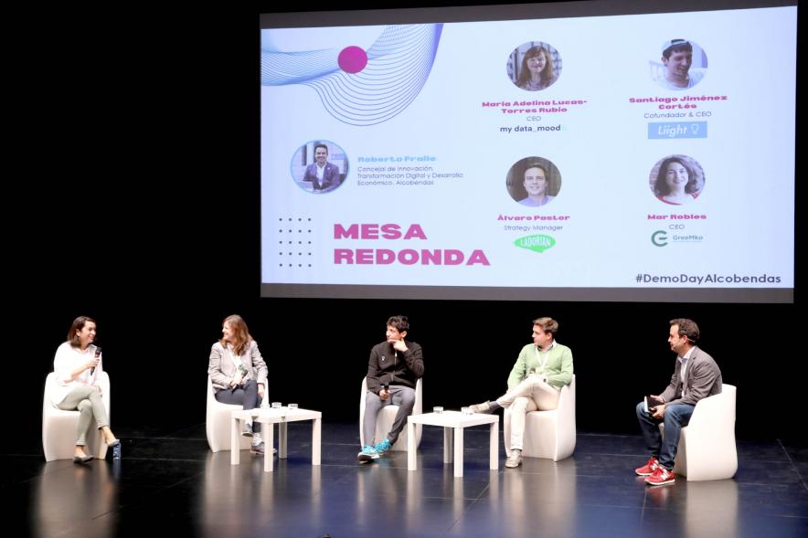 Acto Final StartUp Alcobendas - Imagen del Concejal Roberto Fraile y los componentes de la mesa redonda en el escenario.